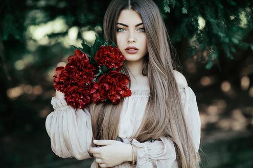 Обои на рабочий стол Девушка с пионами, фотограф Jovana Rikalo