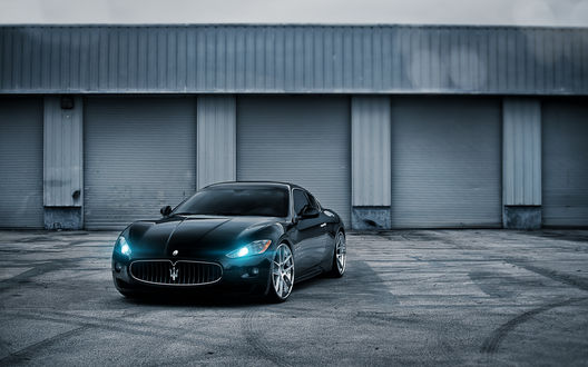 Обои на рабочий стол Черный Maserati стоит у гаражей