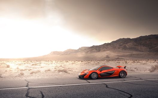 Обои на рабочий стол Mclaren p1 стоит на дороге