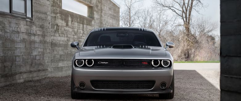 Обои на рабочий стол Dodge Challenger стоит у дома на фоне природы