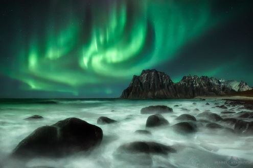 Обои на рабочий стол Северное сияние в небе, Lofoten islands / Лофотенские острова, фотограф Isabella Tabacchi