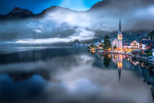 Обои на рабочий стол Город Hallstatt / Хальштатт между горой и озером, фотограф Adnan Bubalo