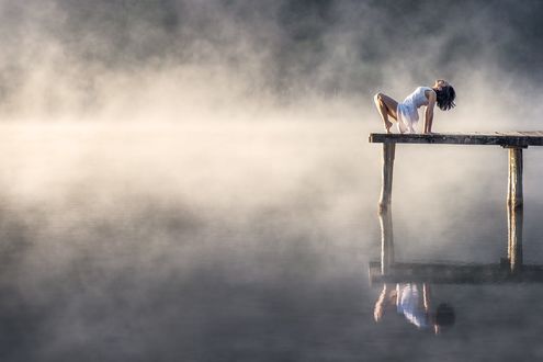 Обои на рабочий стол Девушка на мостике у водоема, фотограф Dimitry Roulland