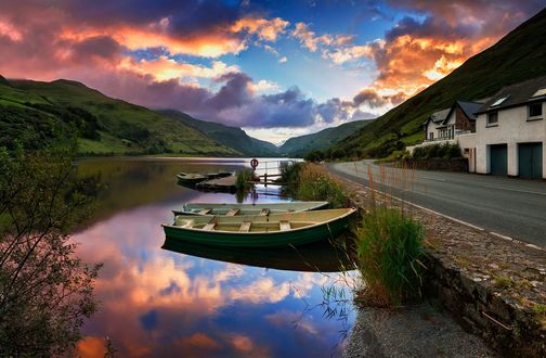 Обои на рабочий стол Лодки причалены у дороги, озеро Tal-y-Llyn / Таль-у-Llyn, фотограф Narratographer