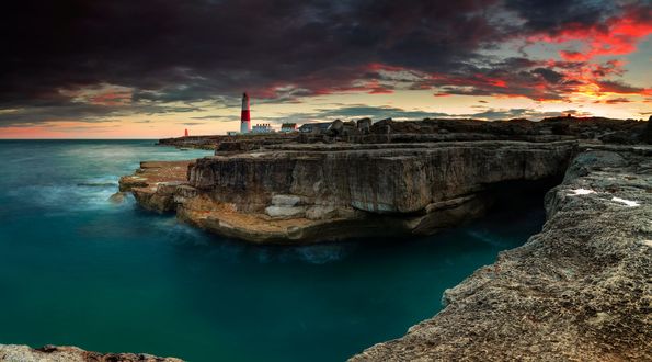 Обои на рабочий стол Маяк на скале под мрачным небом на рассвете, by The Narratographer