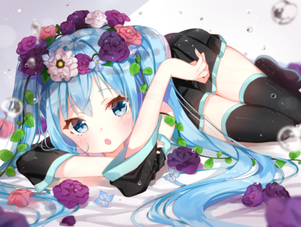 Обои на рабочий стол Vocaloid Hatsume Miku / Вокалоид Хацунэ Мику в цветочном венке лежит в окружении брызг воды