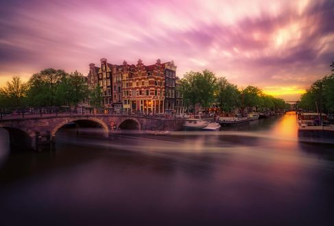 Обои на рабочий стол Вечерний Amsterdam / Амстердам, мост через канал, фотограф Remo Scarfо