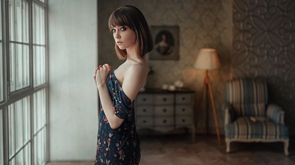 Обои на рабочий стол Девушка стоит у окна, фотограф Георгий Чернядьев