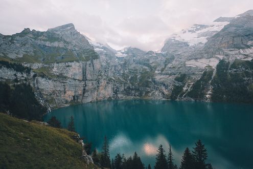 Обои на рабочий стол Голубое озеро, окруженное горами, фотограф Johannes Hulsch