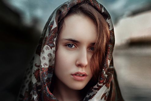 Обои на рабочий стол Девушка Лиза в платке, размытый фон, фотограф Георгий Чернядьев
