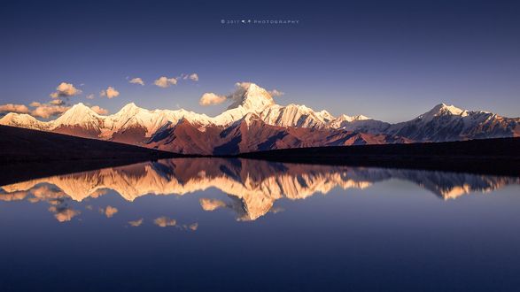 Обои на рабочий стол Горы и их отражение в воде, фотограф Qiye иµЈе·ћжџ’з€є
