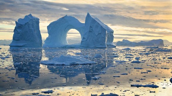 Обои на рабочий стол Причудливые айсберги в заливе Диско, Гренландия / Disko Bay, Greenland