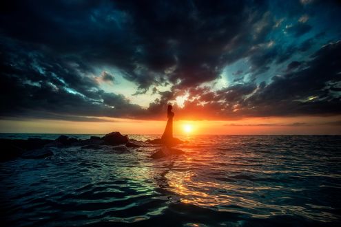 Обои на рабочий стол Девушка стоит на фоне заката, фотограф TJ Drysdale