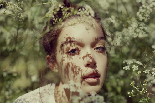 Обои на рабочий стол Девушка в цветах, фотограф Marta Bevacqua