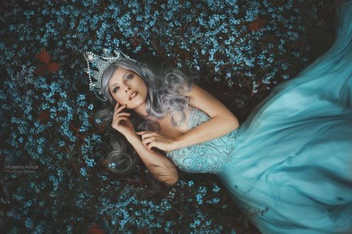 Обои на рабочий стол Модель Marcela Vovsovа лежит на поляне цветов, фотограф Marketa Novak