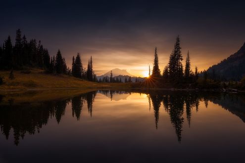 Обои на рабочий стол Mount Rainier / Маунт-Рейнир на закате, фотограф Doug Shearer