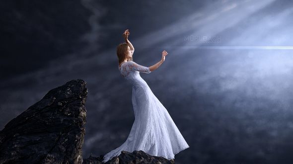 Обои на рабочий стол Девушка в длинном белом платье, фотограф Paul Muhlbach