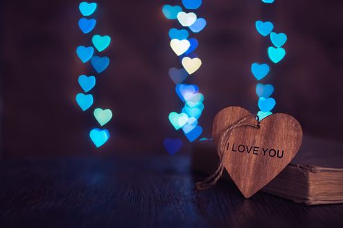Обои на рабочий стол Деревянное сердце со словом i love you / я люблю тебя на фоне голубых сердечек, фотограф Julia Gusterina