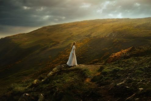 Обои на рабочий стол Девушка стоит на холме, фотограф TJ Drysdale