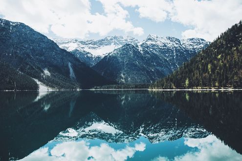 Обои на рабочий стол Горы и их отражение в озере, фотограф Daniel Casson