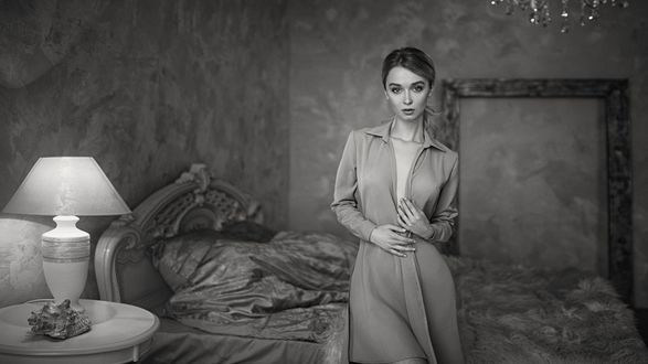 Обои на рабочий стол Модель Анна стоит у кровати, фотограф Георгий Чернядьев