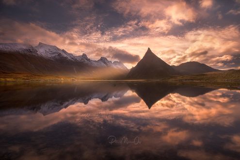 Обои на рабочий стол Горы и их отражение в озере, фотограф Patrick Marson Ong