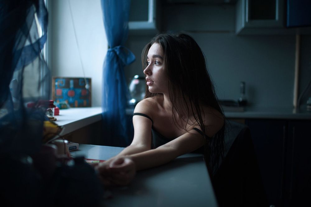 Обои для рабочего стола Девушка сидит за столом, фотограф Marat Safin