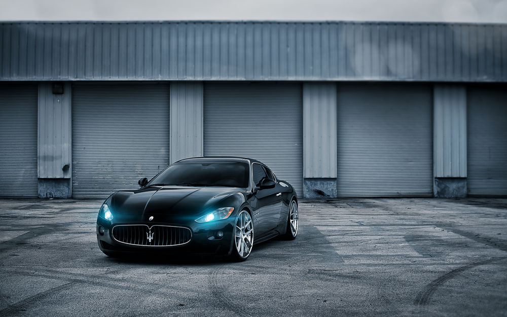 Обои для рабочего стола Черный Maserati стоит у гаражей