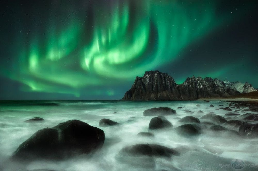 Обои для рабочего стола Северное сияние в небе, Lofoten islands / Лофотенские острова, фотограф Isabella Tabacchi