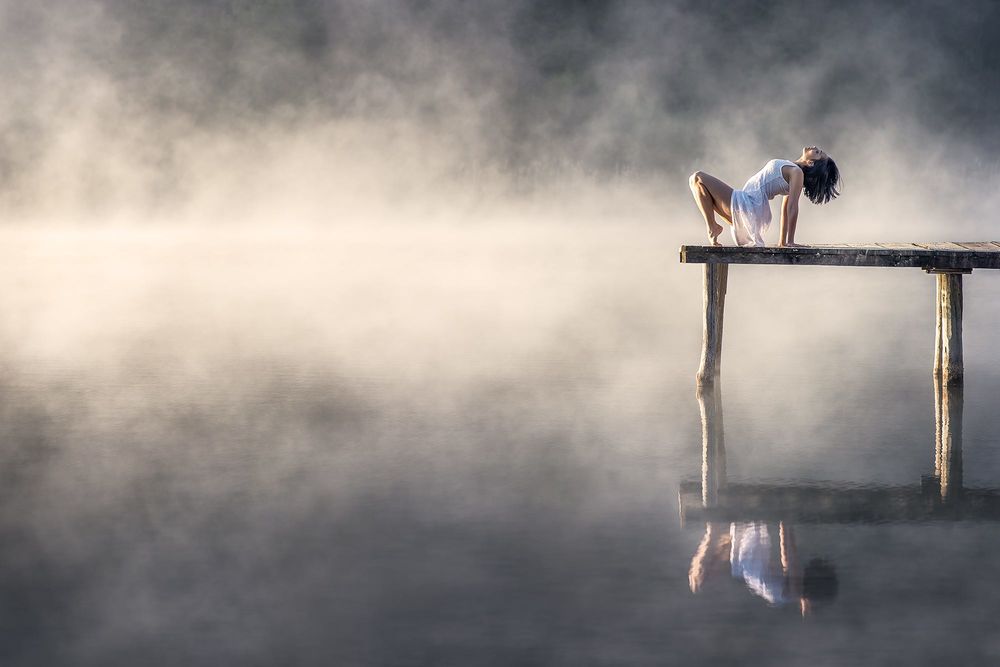 Обои для рабочего стола Девушка на мостике у водоема, фотограф Dimitry Roulland