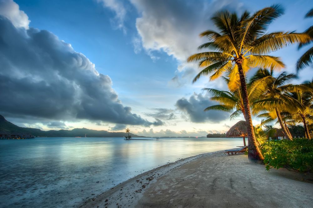Обои для рабочего стола Пляж на закате солнца, Остров Бора-Бора, Французская Полинезия