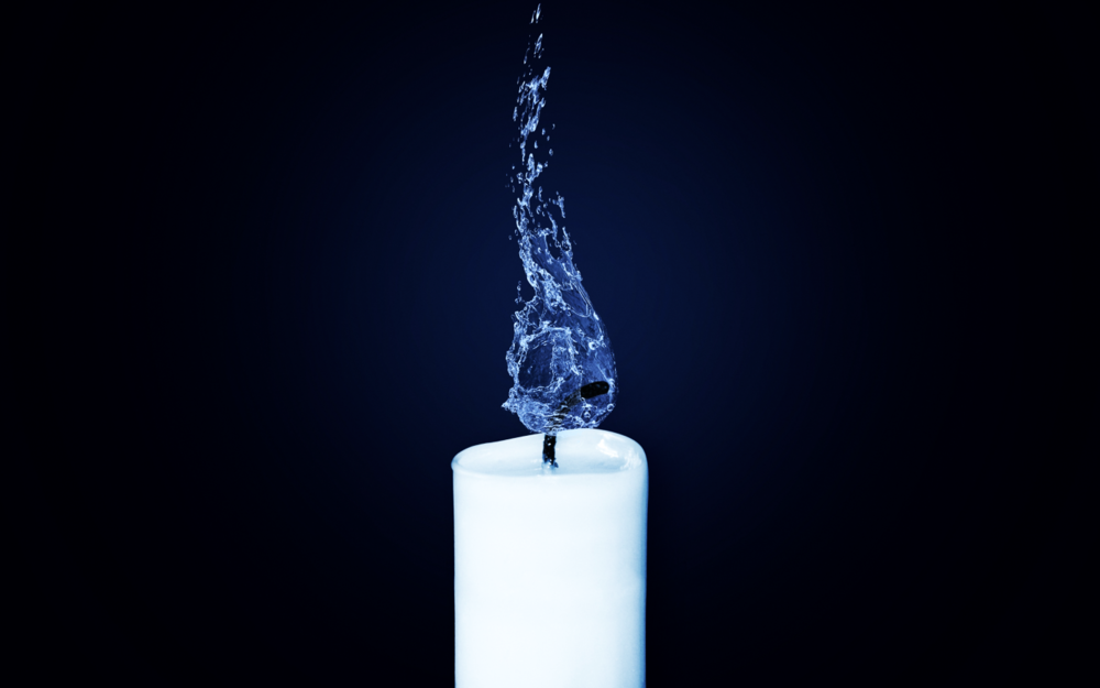 Обои для рабочего стола Белая свеча, горящая пламенем из синей воды