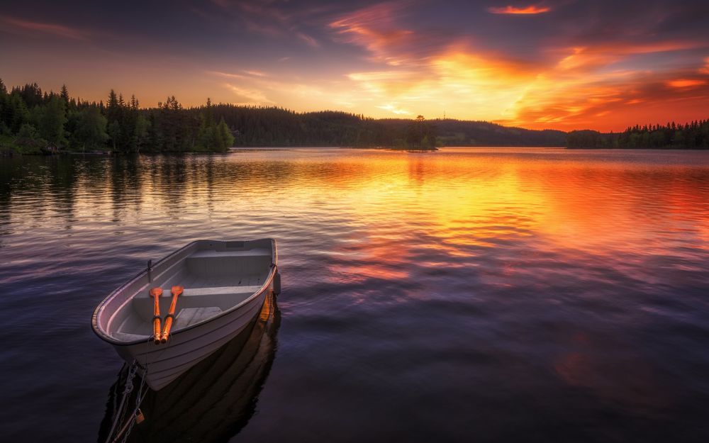 Обои для рабочего стола Лодка на озере на фоне закатного неба, фотограф Ole Henrik Skjelstad