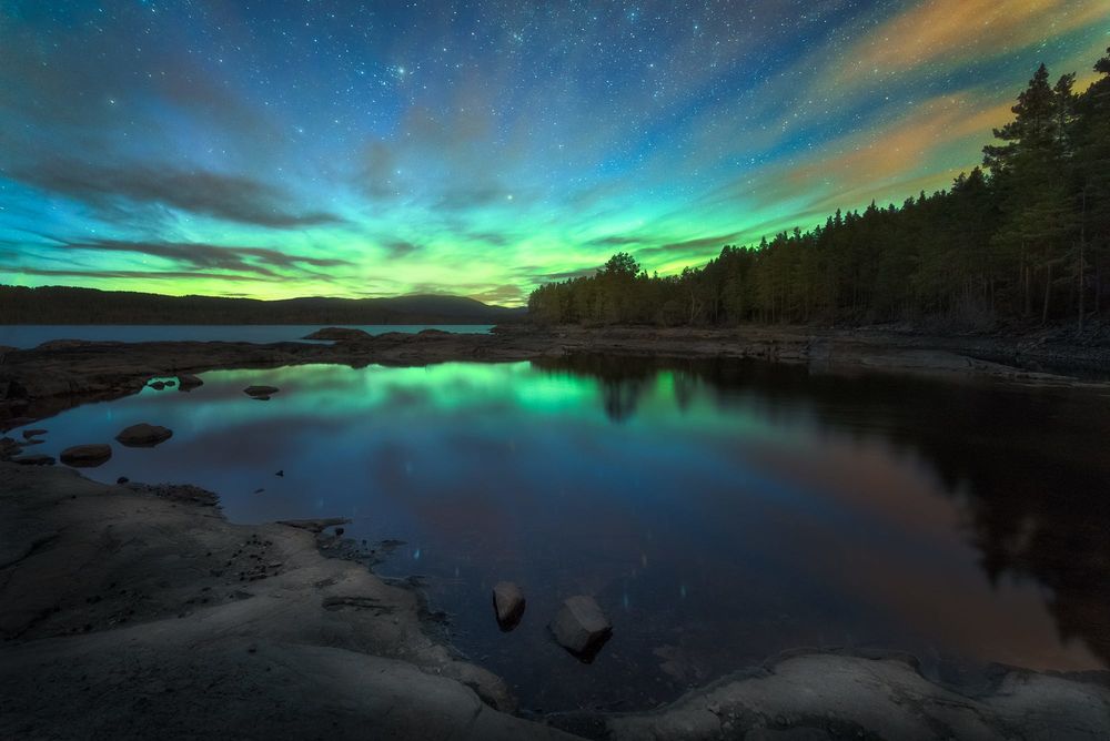 Обои для рабочего стола Красивое небо над озером, фотограф Ole Henrik Skjelstad
