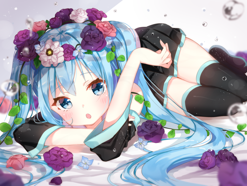 Обои для рабочего стола Vocaloid Hatsume Miku / Вокалоид Хацунэ Мику в цветочном венке лежит в окружении брызг воды