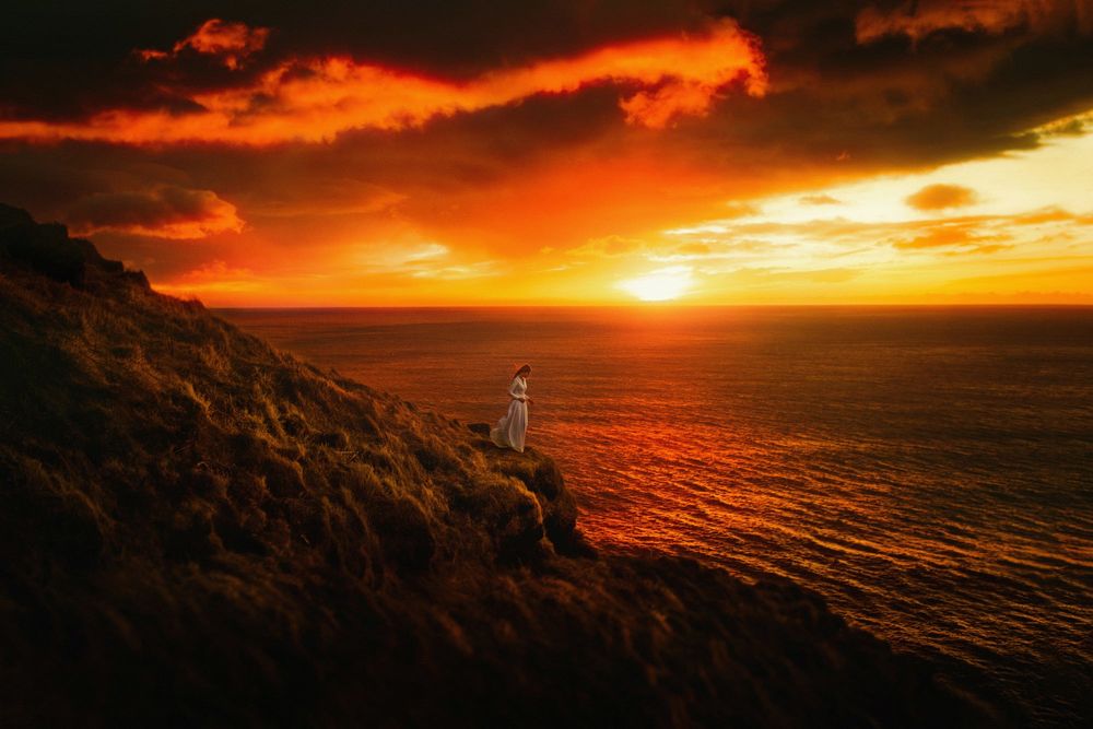 Обои для рабочего стола Девушка стоит на склоне, фотограф TJ Drysdale