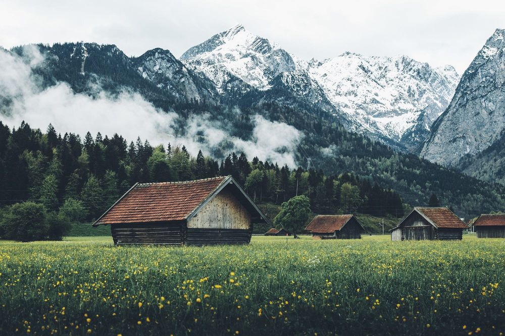 Обои для рабочего стола Деревянные домики в предгорье, фотограф Daniel Casson
