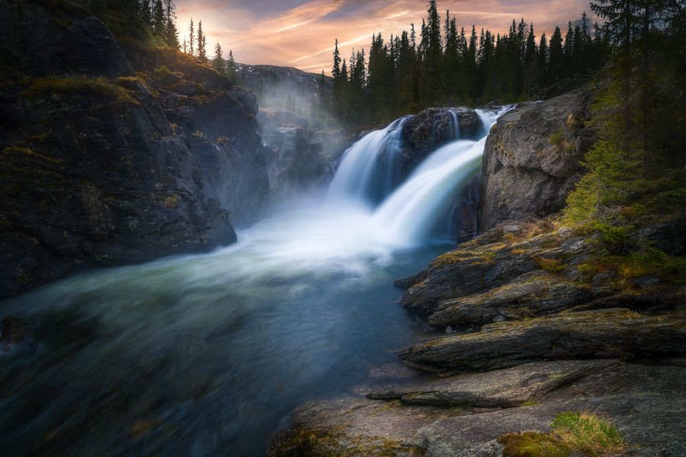 Обои для рабочего стола Водопад Rjukandefossen, Hemsedal, Norway / Rjukandefossen, Хемседал, Норвегия, фотограф Ole Henrik Skjelstad