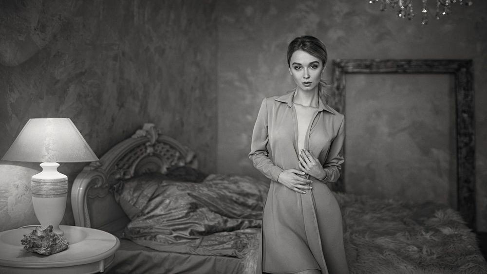 Обои для рабочего стола Модель Анна стоит у кровати, фотограф Георгий Чернядьев