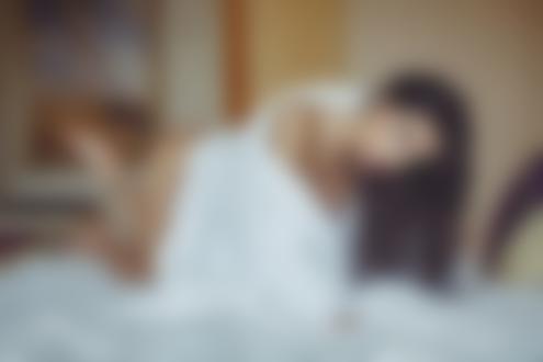 Обои для рабочего стола Модель Екатерина Зуева на постели, фотограф Игорь Рыбка