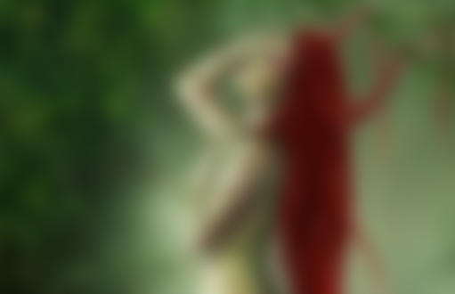 Обои для рабочего стола Красноволосая обнаженная девушка, обвитая лианами, стоит в джунглях