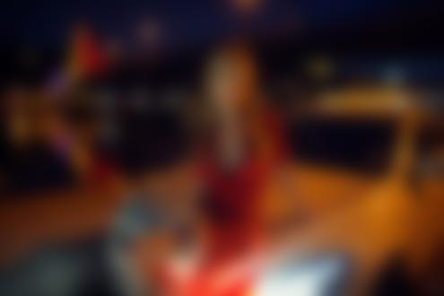 Обои на рабочий стол Девушка в красном сидит на капоте авто, фотограф Slinky-Aleksandr Lishchinskiy