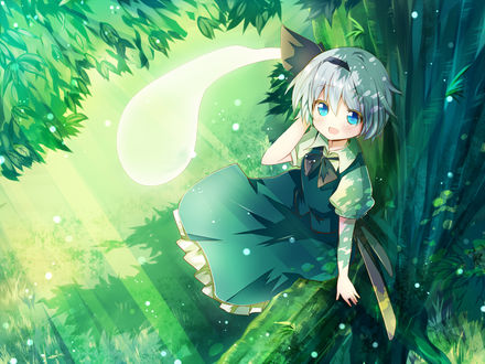 Обои на рабочий стол Ёму Конпаку / Youmu Konpaku сидит на дереве, рядом дух Myon, из игры Проект Восток / Touhou Project