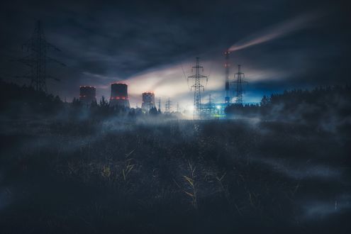 Обои на рабочий стол Технические сооружения под облачным ночным небом