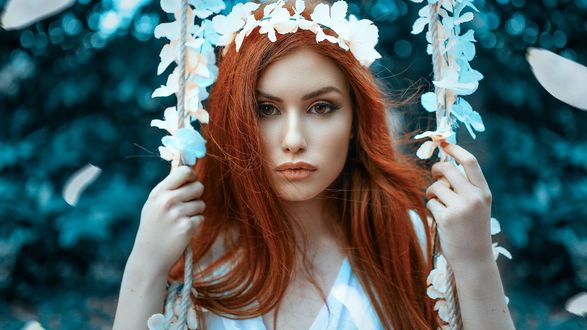 Обои на рабочий стол Девушка Valentina Galassi / Валентина Галасси с яркими волосами в венке на голове, фотограф Alessandro Di Cicco
