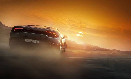 Обои на рабочий стол Восход солнца, на дороге стоит Lamborghini