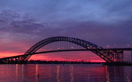 Обои на рабочий стол Bayonne Bridge / Байон мост через пролив Kill Van Kull / Килл-ван-Кулл на фоне вечернего неба