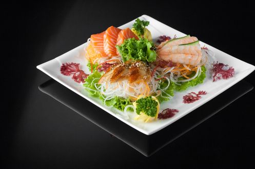 Обои на рабочий стол Японская кухня: рыбная нарезка с зеленью на квадратной тарелке