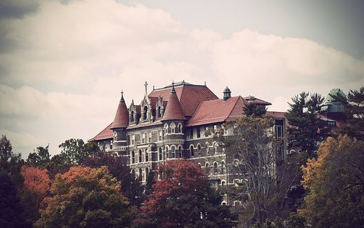 Обои на рабочий стол Chestnut Hill College Pennsylvania / Колледж Честнат Хилл - Колледж в Филадельфии, Пенсильвания в окружении осенних деревьев