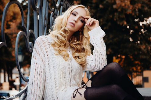 Обои на рабочий стол Модель Lara Waltemode / Лара Уолтем в свитере сидит у ограды, фотограф Andreas-Joachim